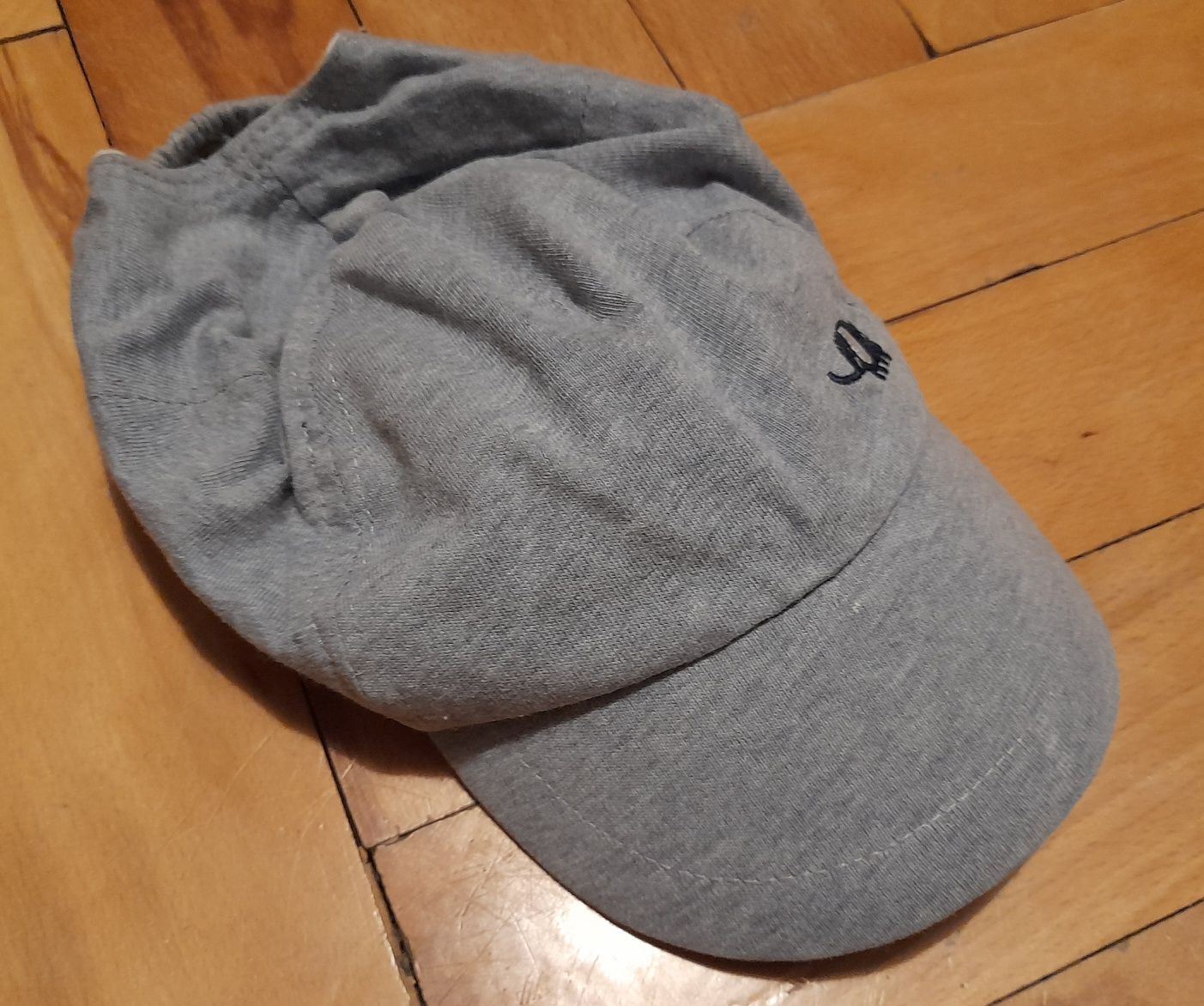 Czapeczka dziecięcą z daszkiem r. 50.