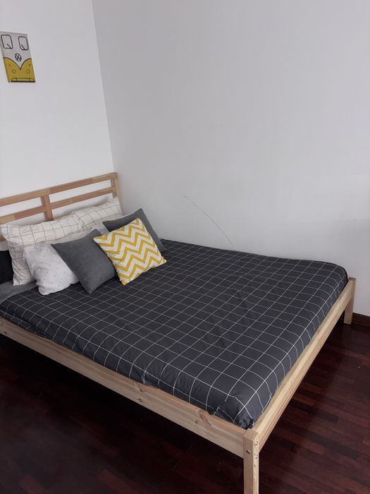 Cama de casal e comodas