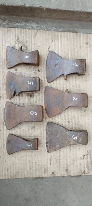 Сокири з клеймами та без