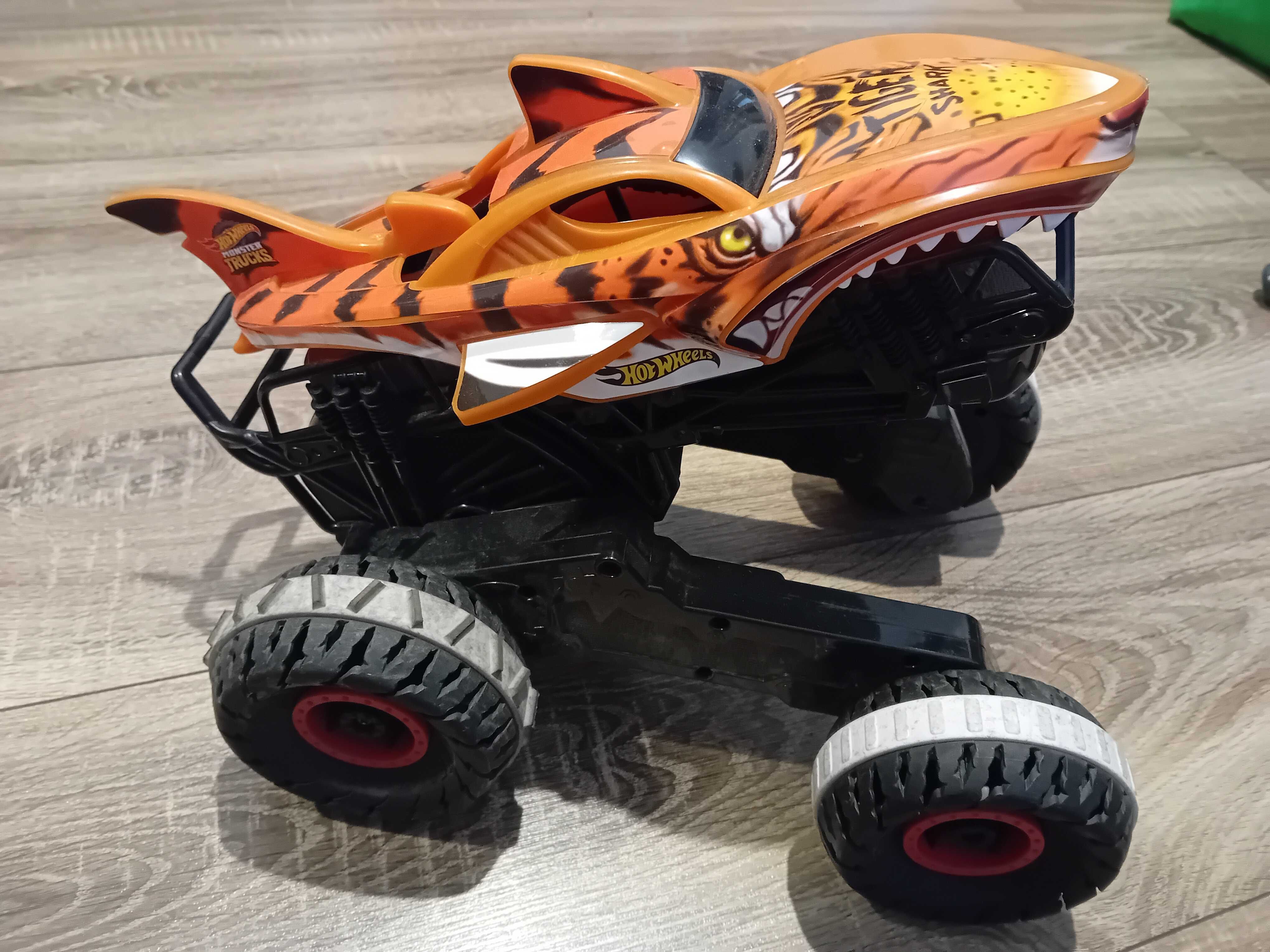 samochód zdalnie sterowany Hot Wheels Tiger Shark monster truck +grtis