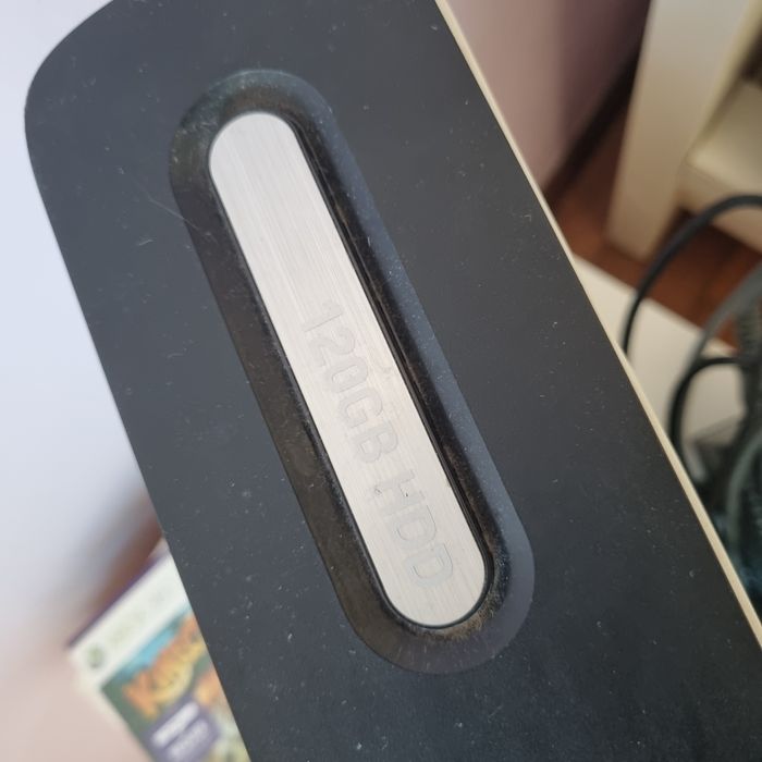 Xbox 360 120BG com 4 jogos e comando original em