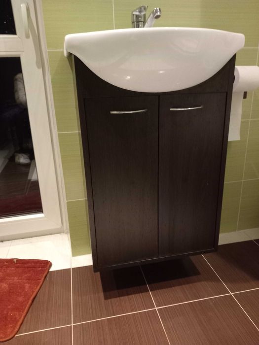 Wisząca szafka z umywalką, baterią i syfonem