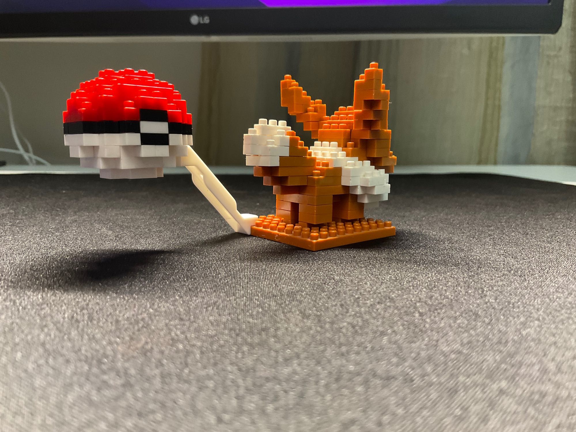 Mini Lego Pokémon Eevee com Pokébola Blocos