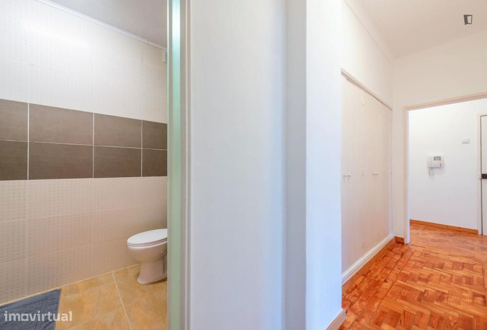 Quarto - localizado em Telheiras Lisbon