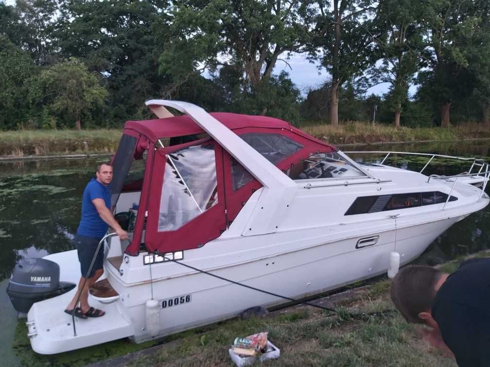 Łódź motorowa Bayliner  typ 3255 z silnikiem zaburtowym.