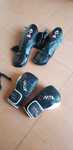 conjunto luvas e joelheiras de kickboxe
