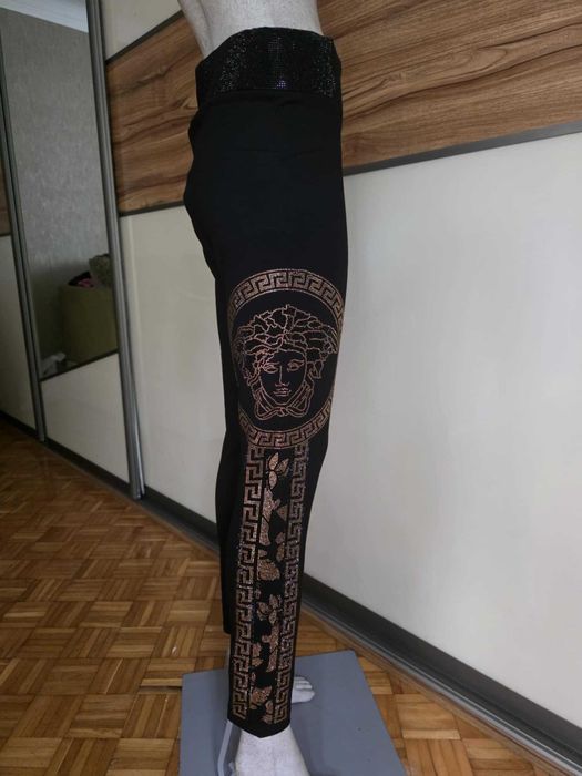 Leginsy damskie Versace w kolorze czarnym z cyrkoniami złotymi