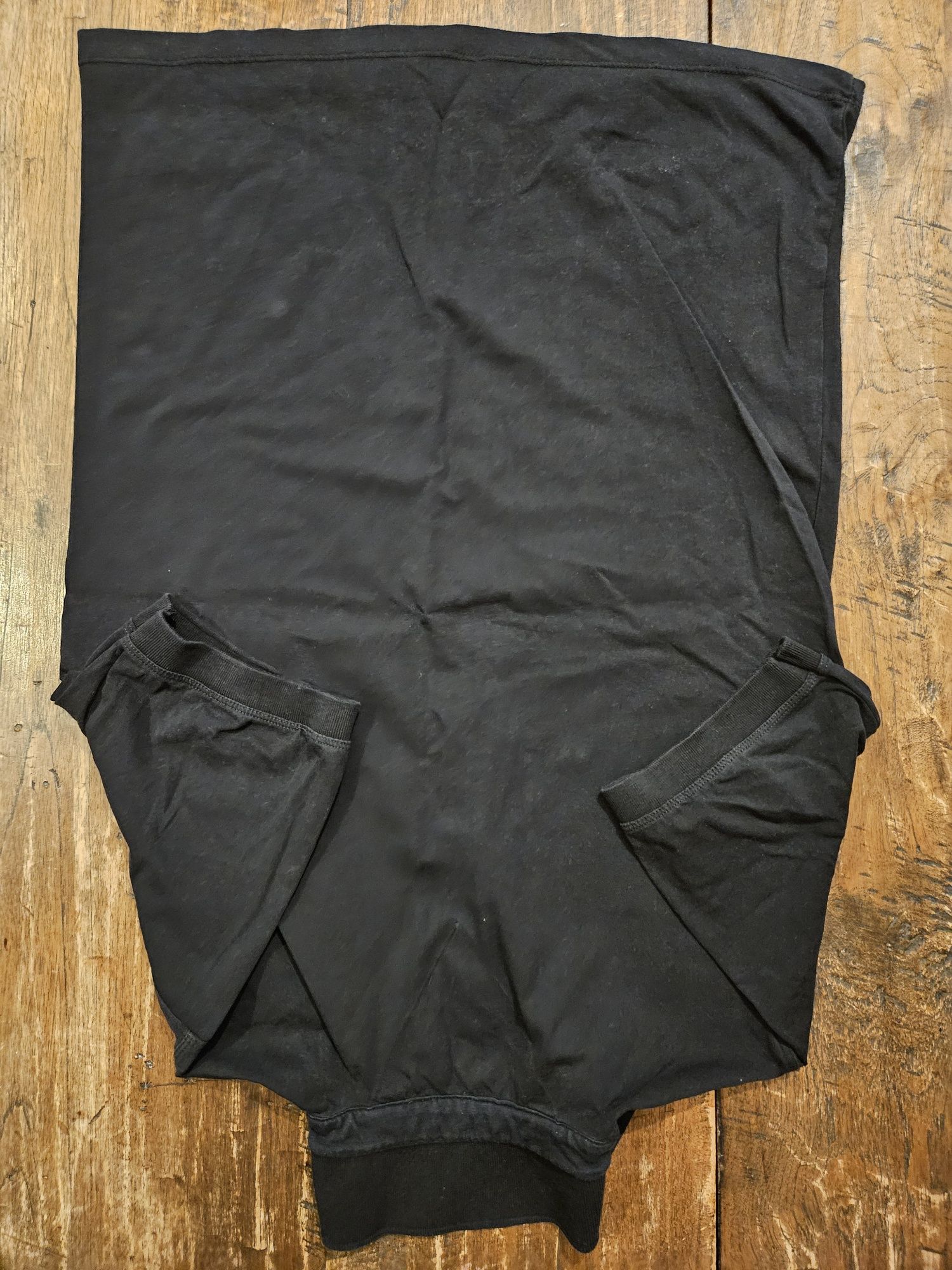 Koszulka polo w kolorze czarnym z ciekawymi wykończeniami