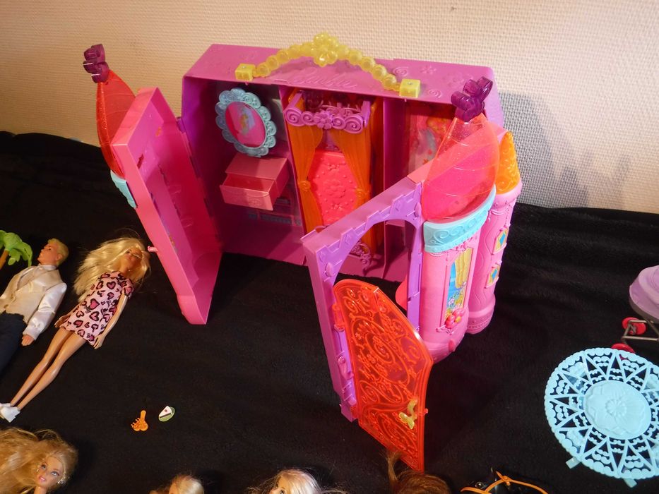 Lalki  barbie  i Ken  z pałacem  <  P