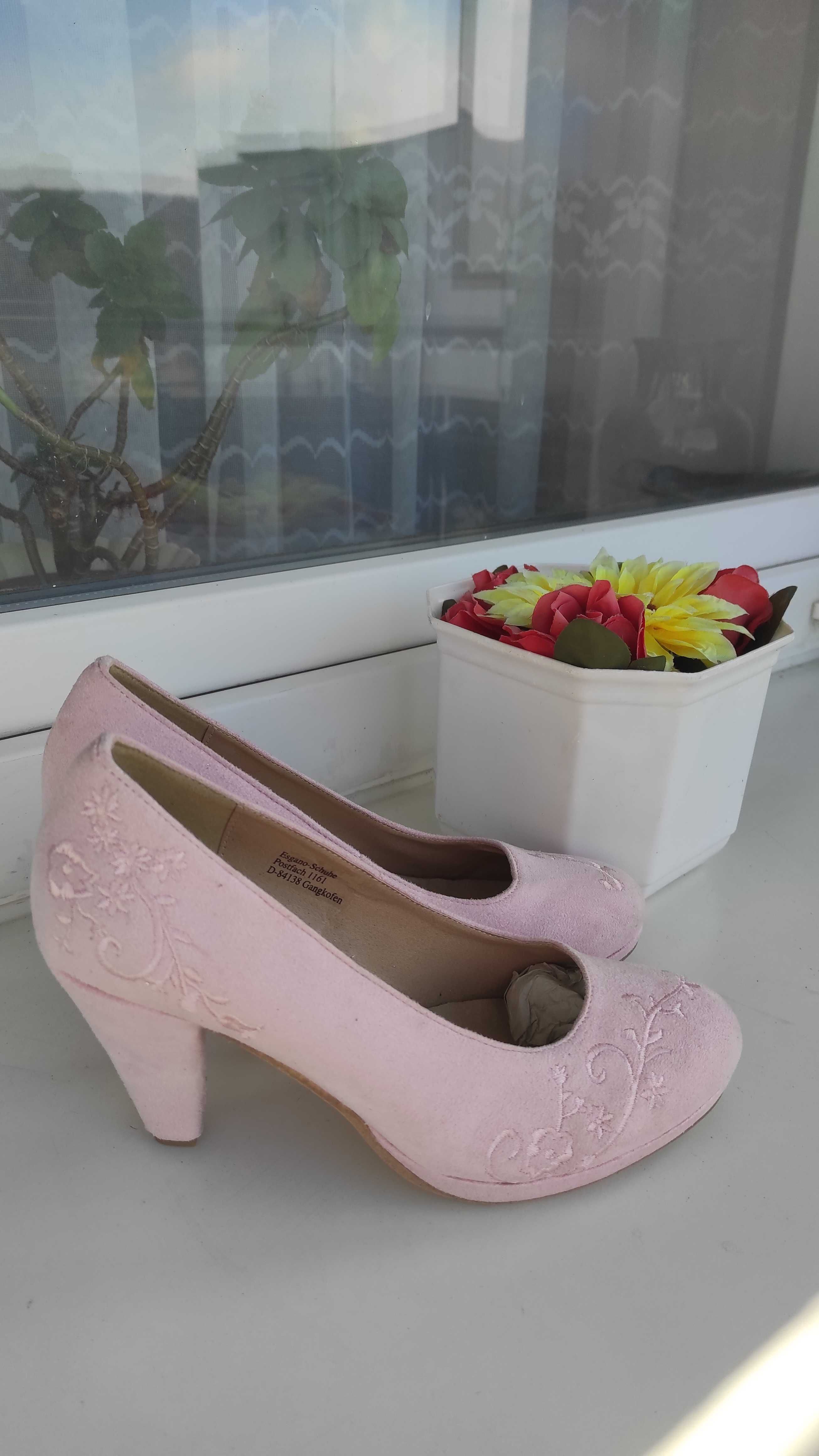 Różowe damskie buty na obcasie
