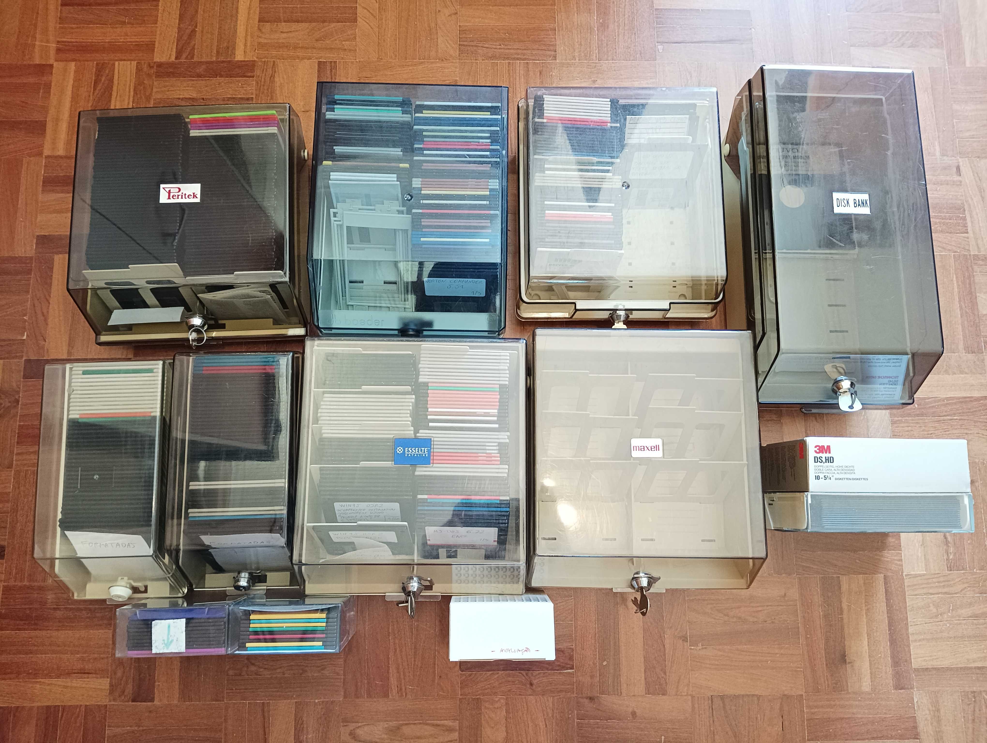 Colecção de 467 Disquetes de Computador, 3.5'' e 5 1/4'', com Caixas