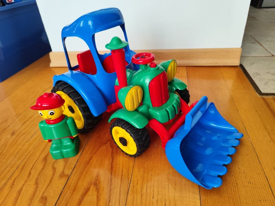 Duży traktor - koparka firmy Hemar