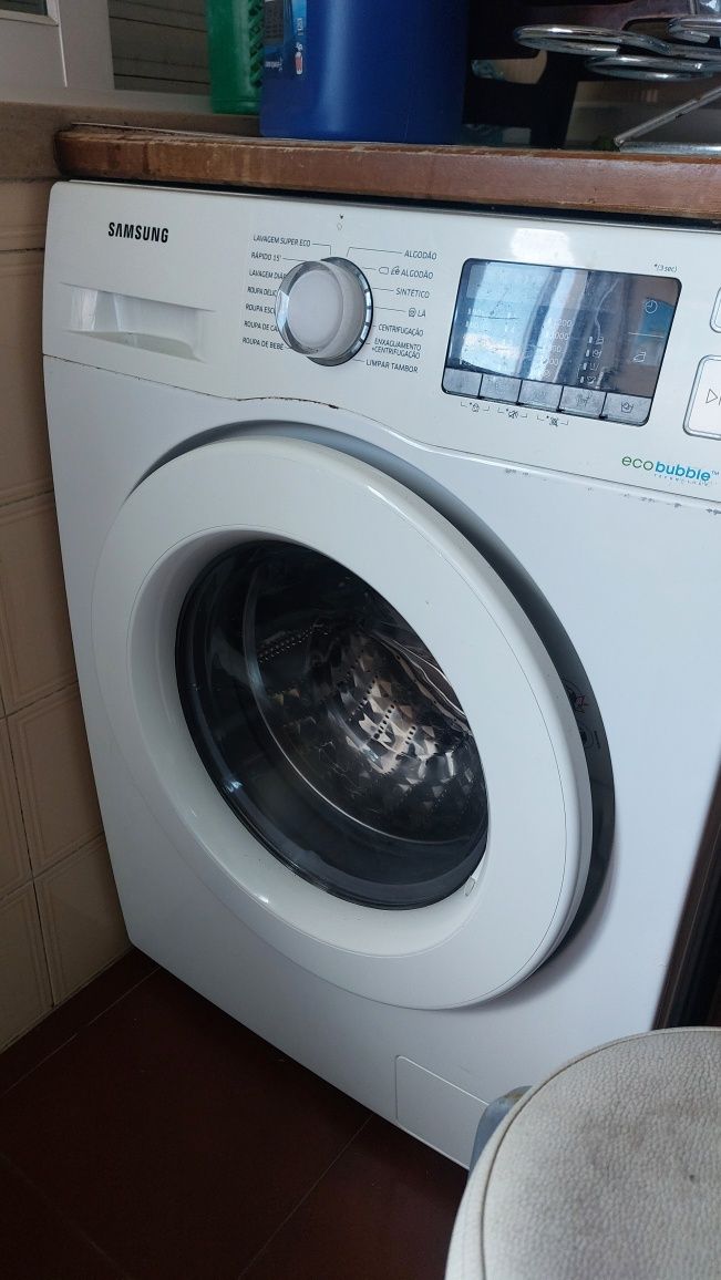 Recheio de casa, com mobília e maquinas