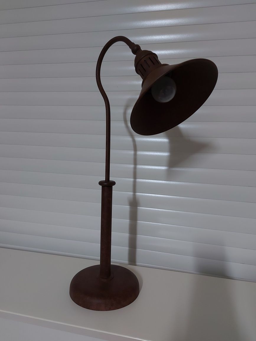 Candeeiro de mesa em ferro