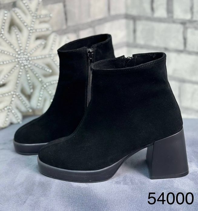 Жіночі шкіряні зимові черевики в кольорах