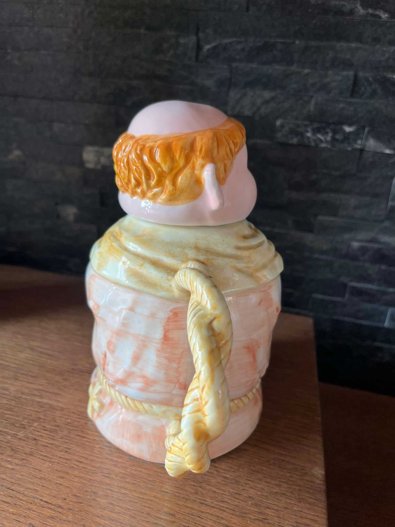 Mnich zakonnik porcelanowy dzbanek