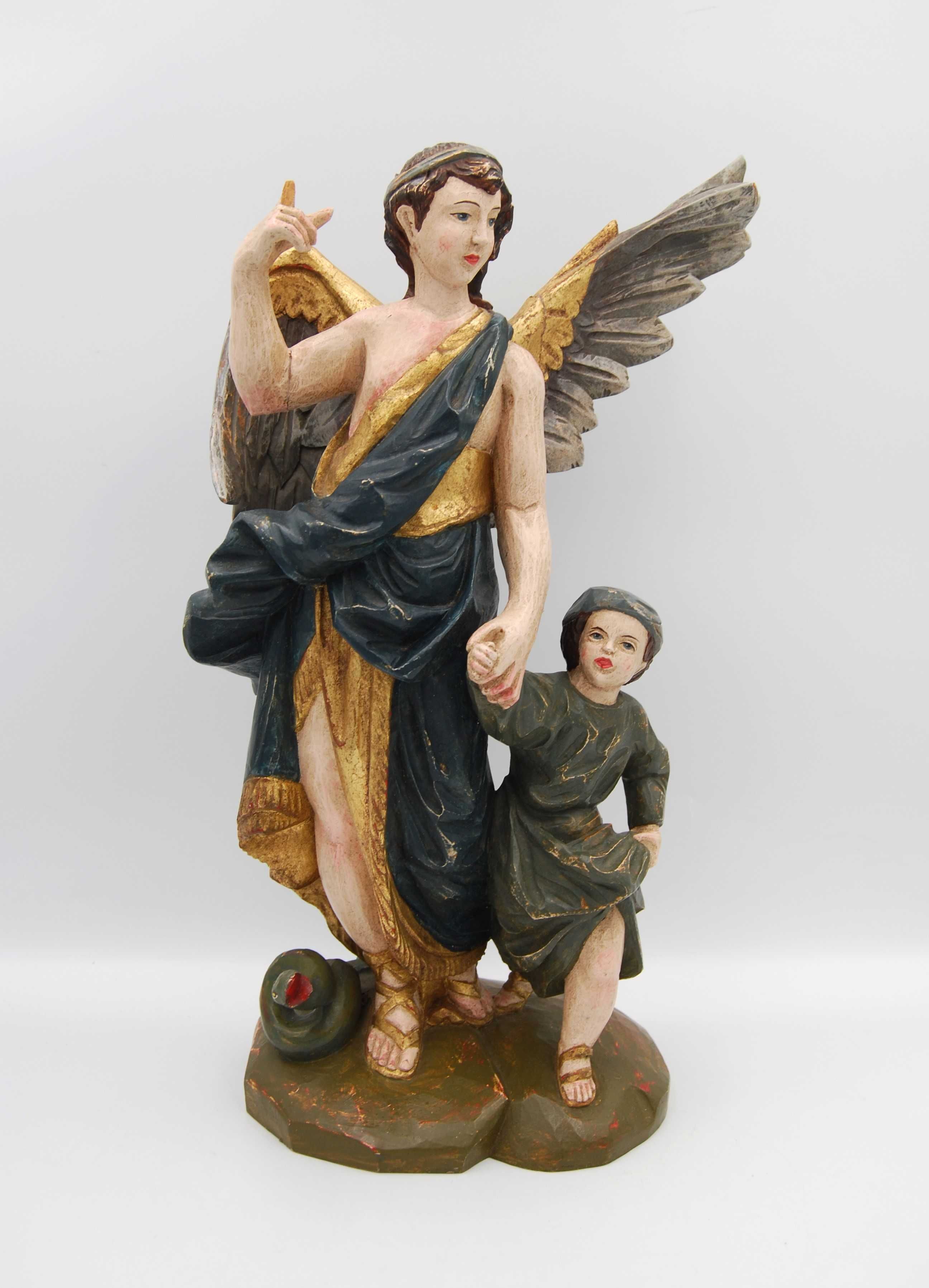 Piękna drewniana rzeźba anioła stróża z dzieckiem