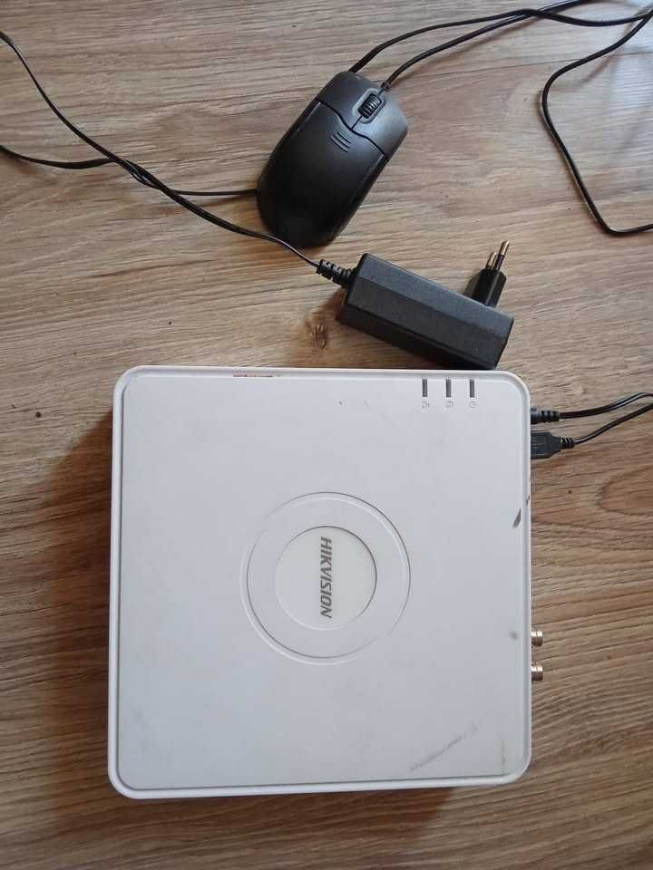 rejestrator hikvision z monitorem