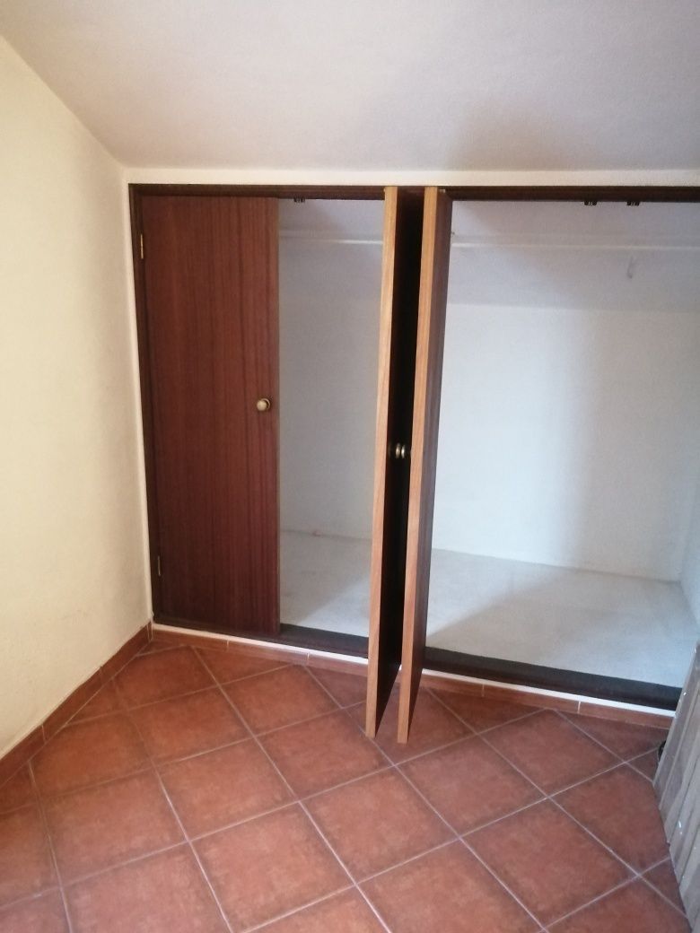 2 quartos rústicos, com uso de WC, sala e cozinha. Máximo 4 pessoas.