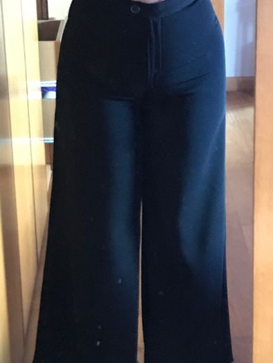 Calças pretas largas super elegantes marca Fashion Clinic