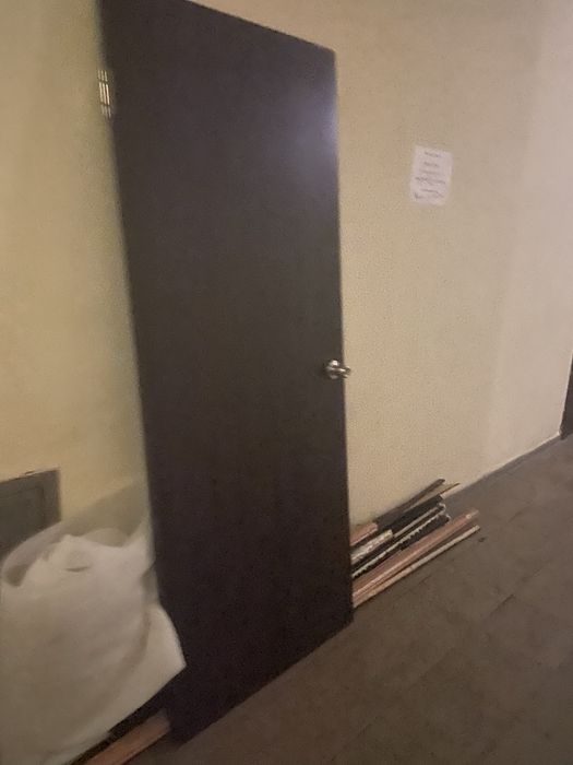 Мебель для спальни.двери ,стол обеденный,тумбочки