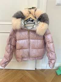 Metaliczna różowa kurtka puchowa naturalne futro