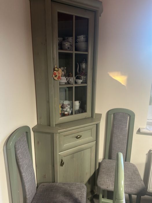 Jadalnia zestaw stół z krzesłami i komoda