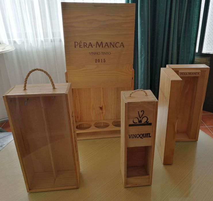 várias caixas de garrafas em madeira com marca, valor pode variar