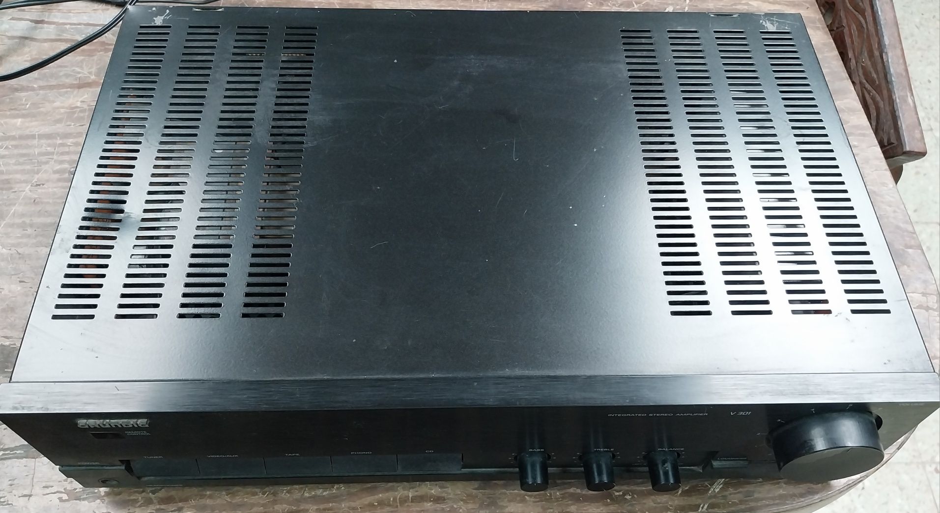 Amplificador de som da marca GRUNDIG v301