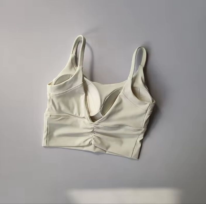 Топ спортивний з чашками