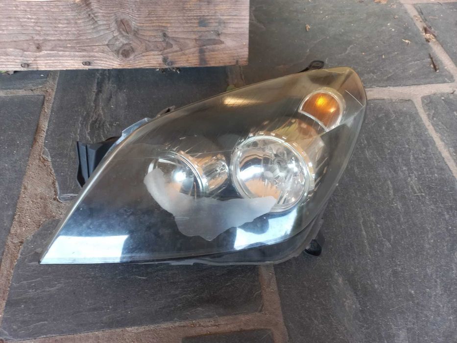 Farol Opel Astra H 2006 (esquerdo - fundo preto)