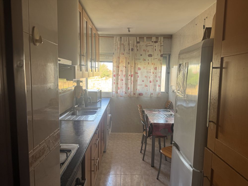 Quarto grande com cama de casal