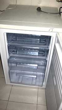 Arca frigorífica em perfeito estado de funcionamento