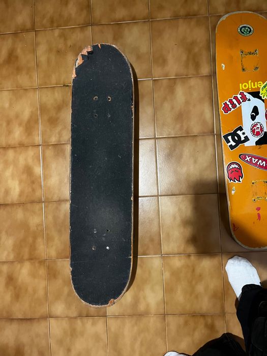 1 skate inteiro+ 1 deck e 4 rodinhas