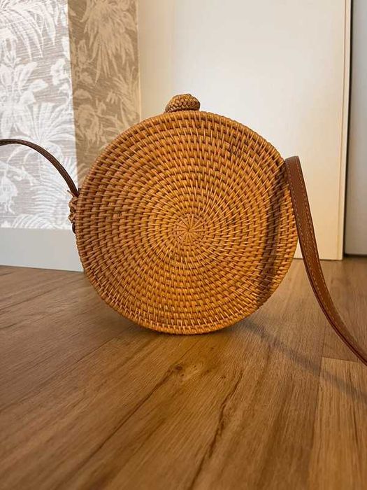 Bolsa castanha em rafia