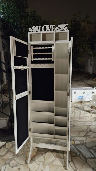 Móvel para objectos pessoais.