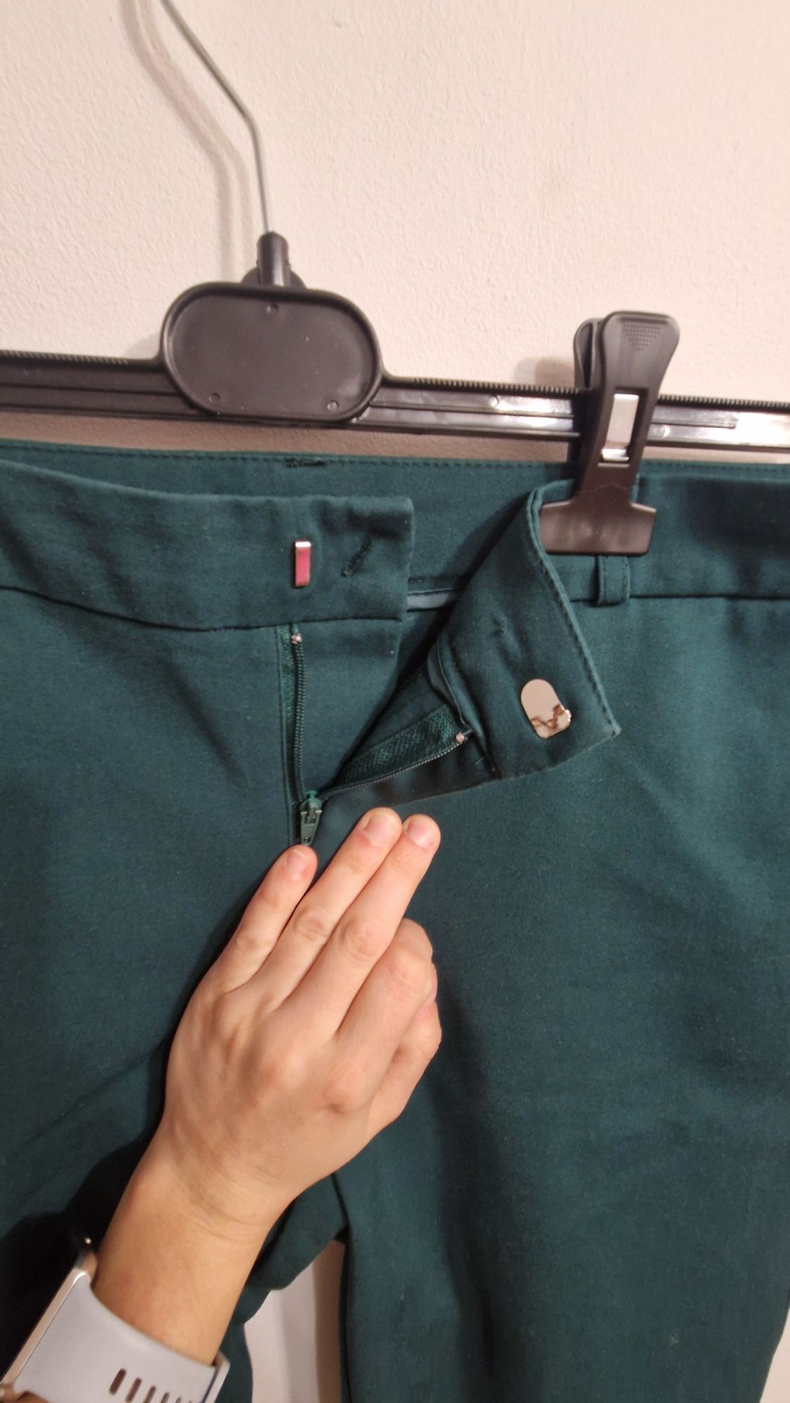 Eleganckie spodnie butelkowa zieleń kant stradivarius