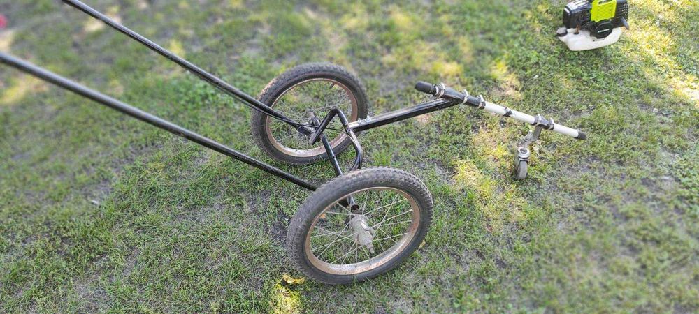 Бензиновый триммер для травы на колесах