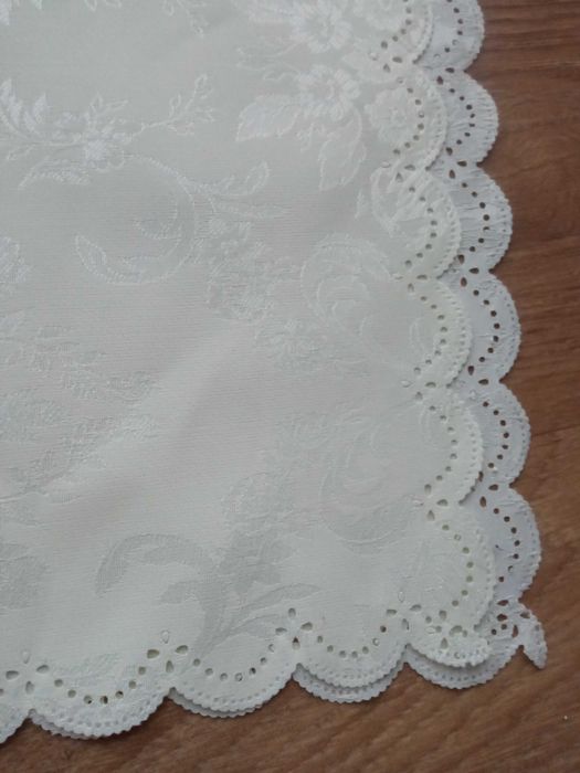 Obrus z plamkami ecru Materiał 140 x 140 cm z błyszczącym wzorem