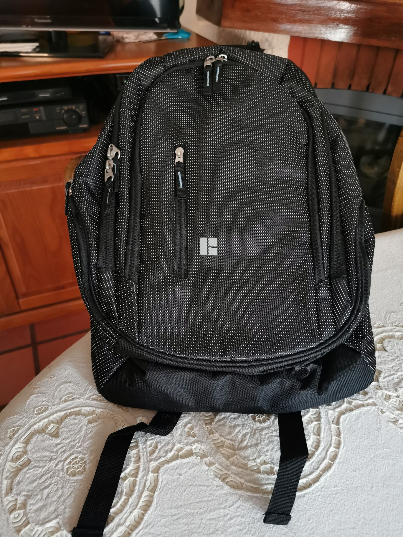 Mochila escolar preta com bolinhas brancas