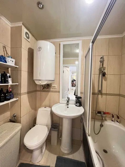 Продаж затишної  трикімнатної квартири в центрі міста.