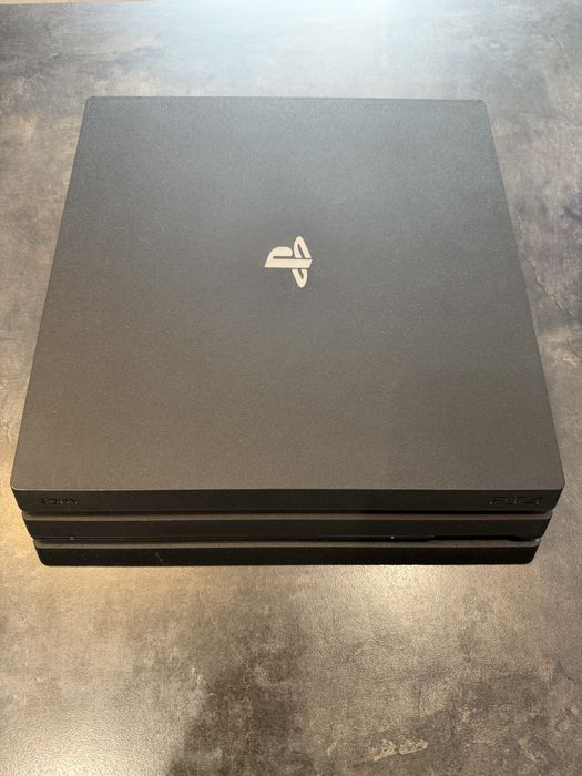 PlayStation 4 PRO 1 TB CUH 7116B + 2 pady