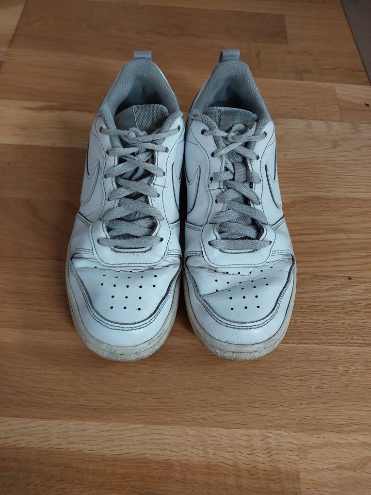 Białe buty adidas air force one
