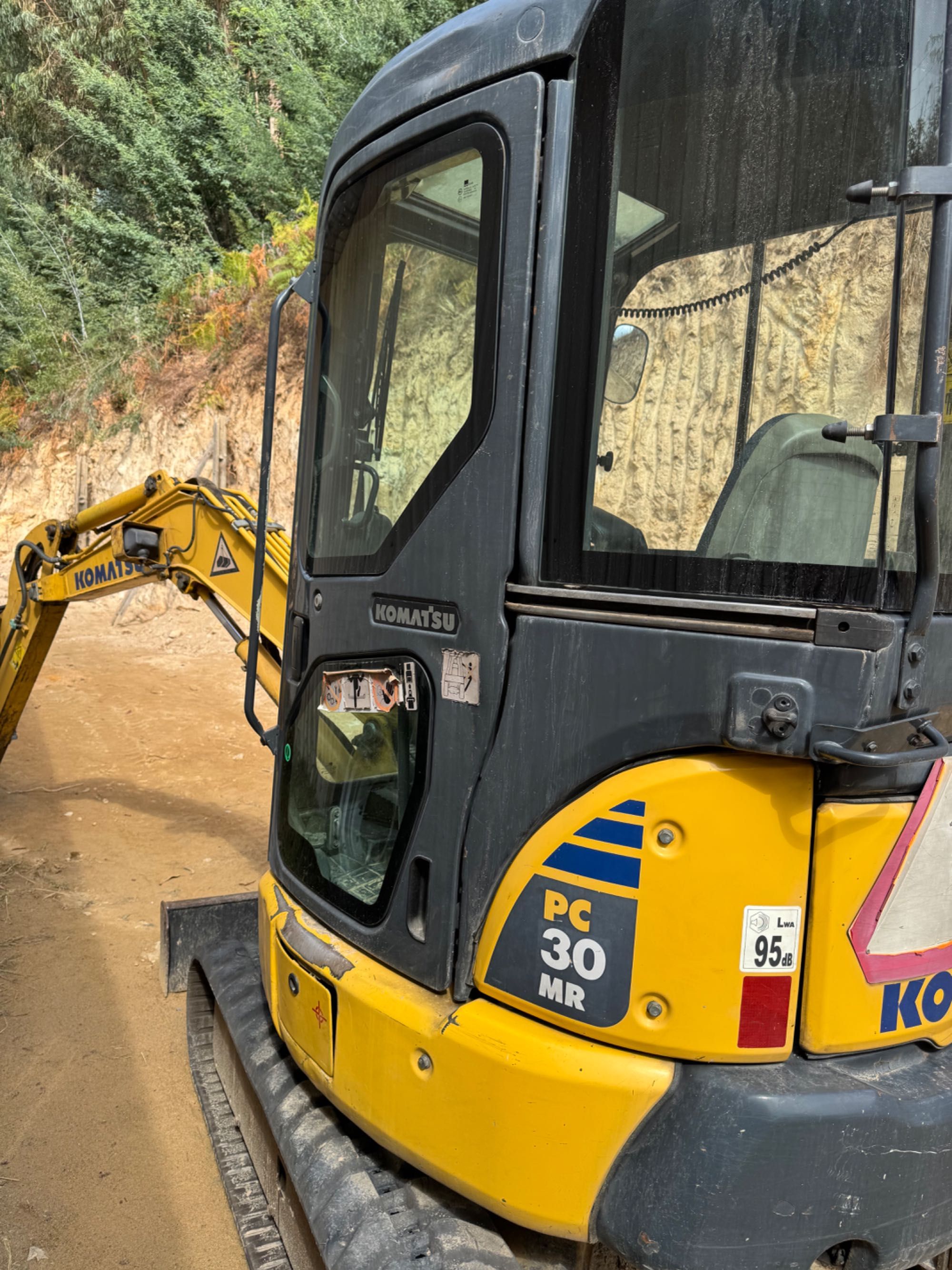 Mini giratória Komatsu PC30 MR3