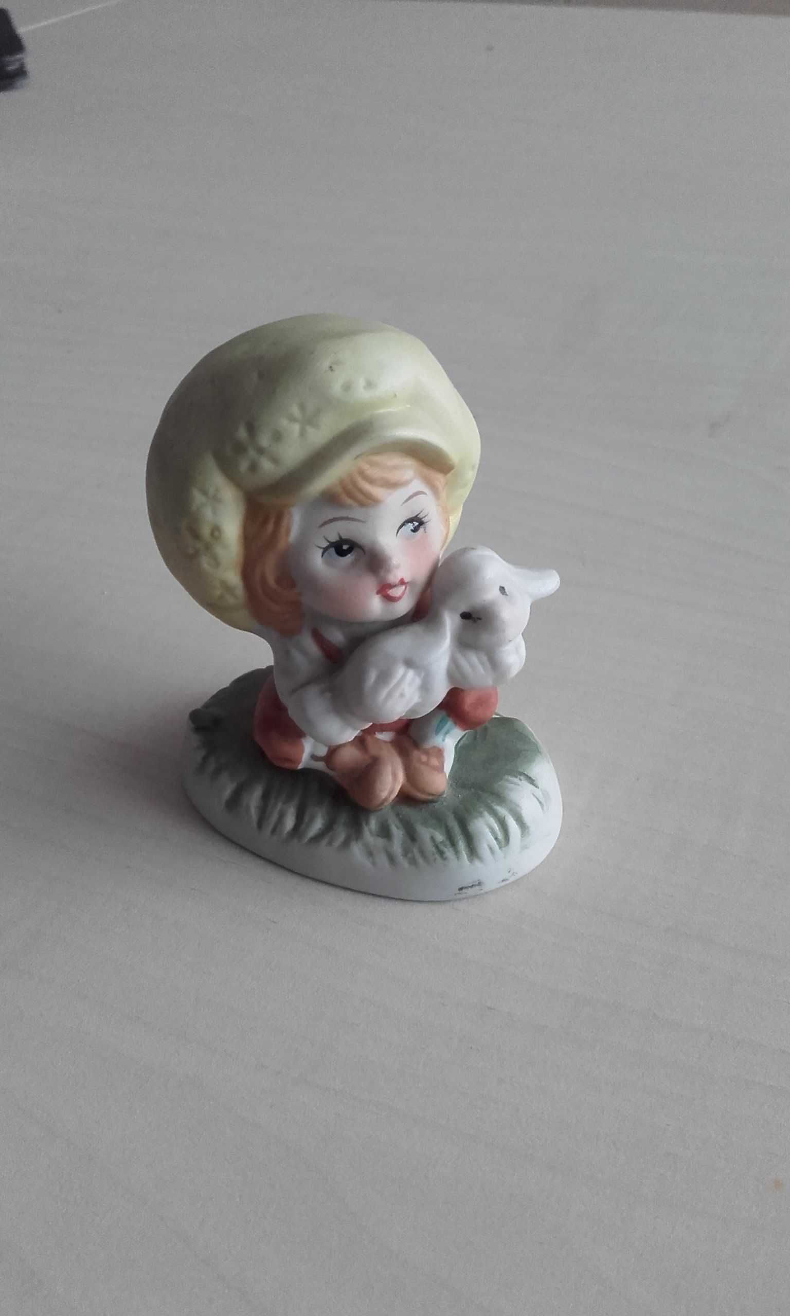 Figurka ceramiczna dziewczynka z owieczką