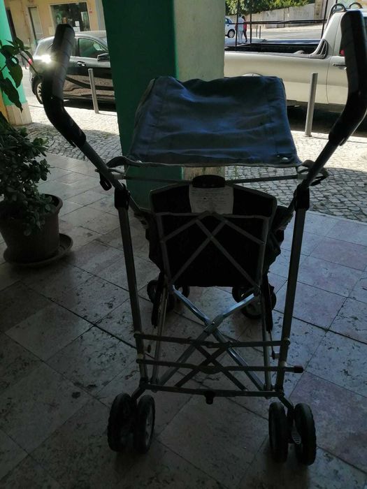 Carro de bebé com toldo.