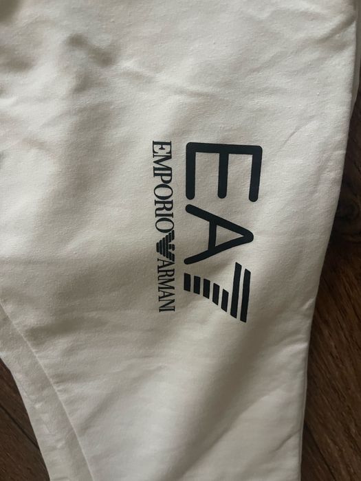Шикарний молочний костюм Armani! S!