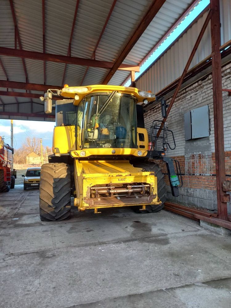 Комбайн New Holland CX8080