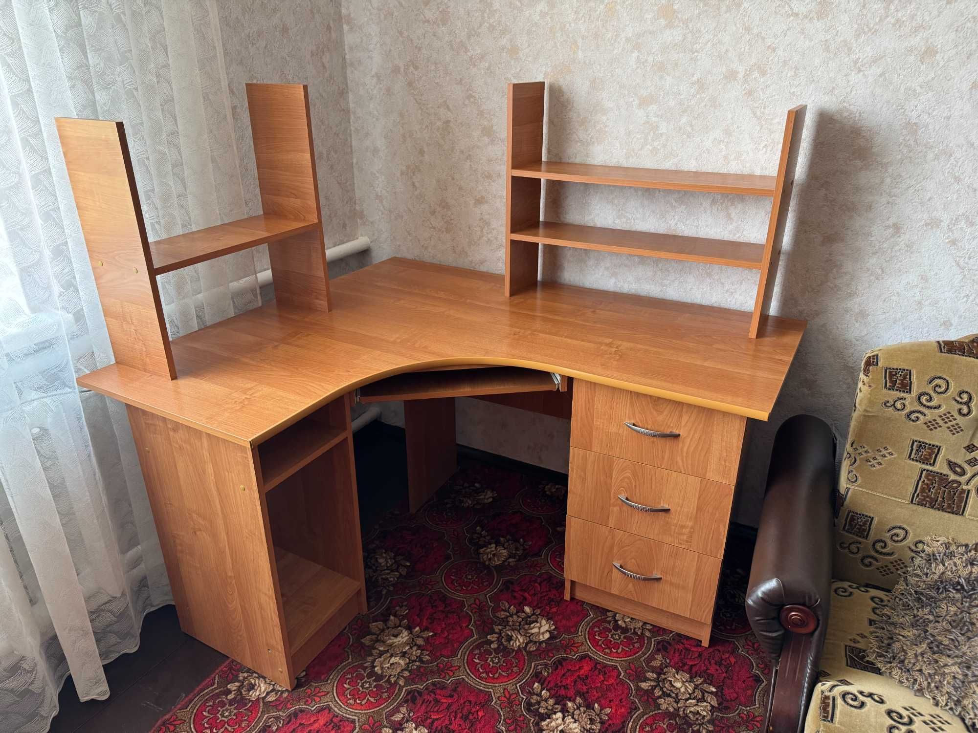 Комп'ютерний стіл