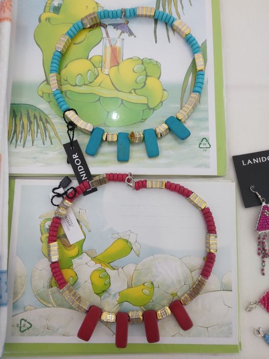 Bijouteria - Colares, pulseira e brincos em missangas